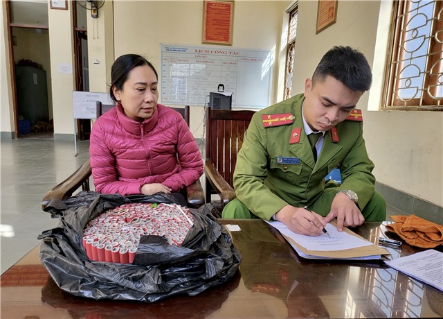 Công an phường Quang Trung tiếp nhận bánh pháo nổ do người dân tự nguyện giao nộp