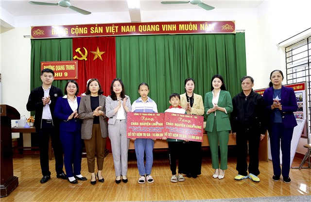 Công ty than uu888 one trao tặng 2 sổ tiết kiệm cho uu888 bet app có hoàn cảnh khó khăn tại phường Quang Trung