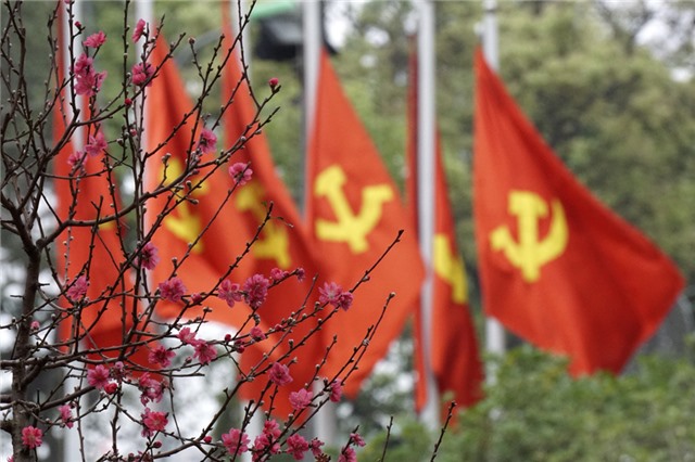 Với Đảng, mùa xuân!