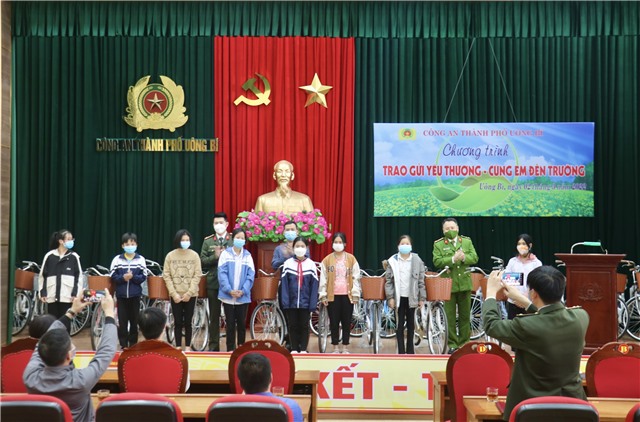 Công an TP uu888 one: Tặng xe đạp cho học sinh vượt khó học giỏi
