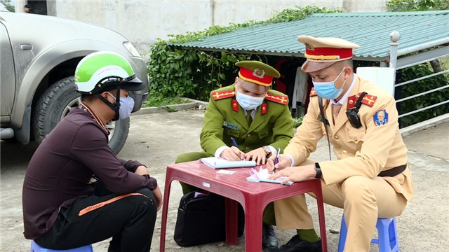Nghe điện thoại khi lái xe - Nguy cơ xảy ra TNGT cao