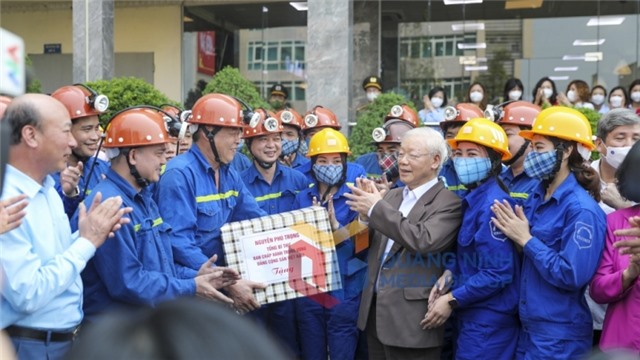 Biểu tượng về chăm lo cho thợ mỏ ở Than Vàng Danh