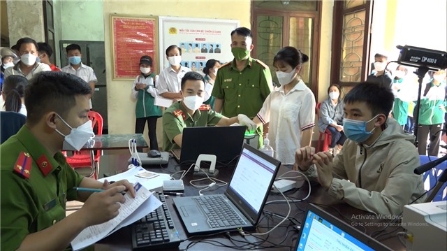 Công an phường Vàng Danh nỗ lực cấp CCCD gắn chíp và tài khoản định danh điện tử cho u888c3