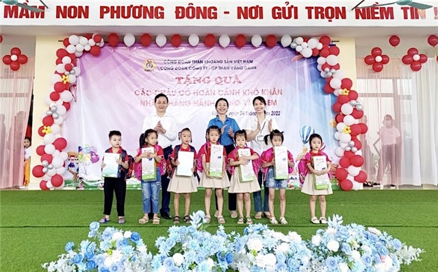 Tặng 100 suất quà cho uu888 bet app có hoàn cảnh khó khăn  