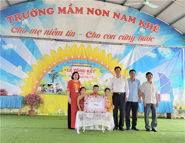 Chủ tịch uu888.con thành phố Phạm Tuấn Đạt thăm, tặng quà tại trường mầm non Nam Khê nhân ngày Quốc tế thiếu nhi 1/6