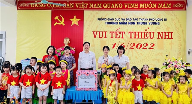 Phó Bí thư Thường trực Thành ủy Nguyễn Chiến Thắng tặng quà ngày Quốc tế thiếu nhi 1-6