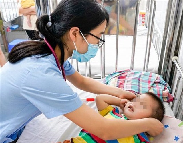 Cảnh báo tay chân miệng đang vào mùa - 3 triệu chứng bệnh trở nặng cha mẹ cần lưu ý