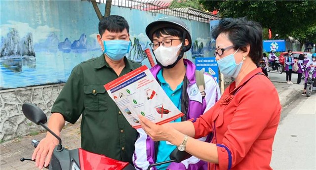 Phụ nữ tham gia bảo đảm an toàn giao thông