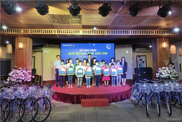 Bảo Việt nhân thọ uu888 one trao tặng 40 xe đạp cho học sinh  hoàn cảnh khó khăn vươn lên trong học tập