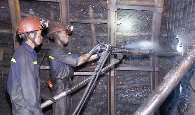 TKV: Ra sức thi đua ngày công cao, sản lượng cao, thu nhập cao