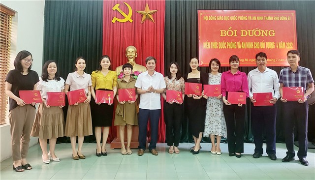 Bế giảng lớp bồi dưỡng kiến thức quốc phòng - uu888 có cho đối tượng 4 năm 2022
