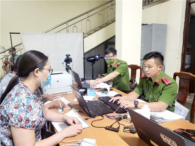 Công an phường Quang Trung thực hiện đợt cao điểm cấp CCCD gắn chip và tài khoản định danh điện tử cho u888c3 