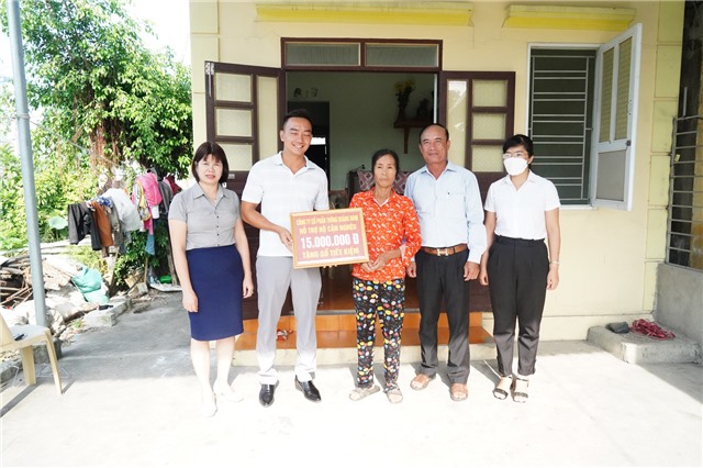 Các tải uu888 trao kinh phí hỗ trợ hộ cận nghèo tại phường Phương Nam