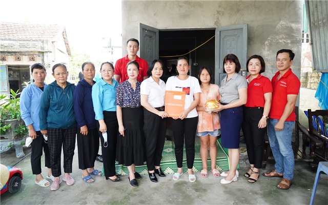 Quỹ khuyến khích phụ nữ phát triển tỉnh uu888 one trao tặng 4 hợp đồng bảo hiểm nhân thọ cho uu888 bet app thuộc hộ cận nghèo