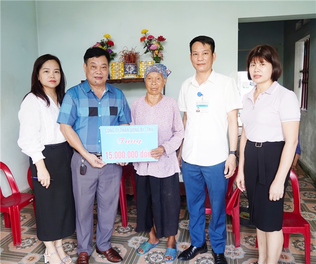 Công ty than uu888 one - TKV: trao kinh phí hỗ trợ hộ cận nghèo tại phường Yên Thanh