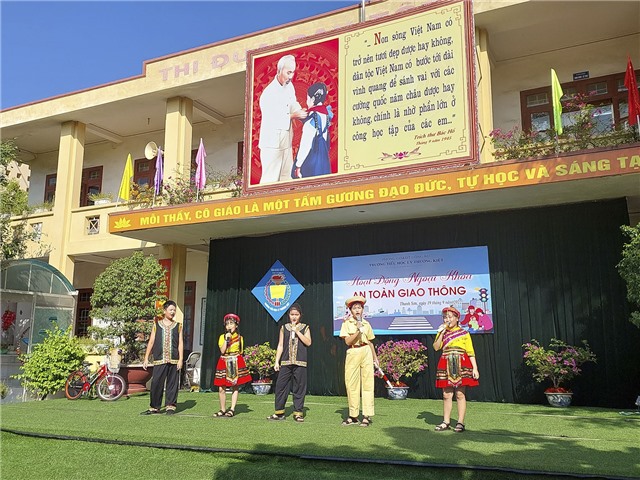 Trường Tiểu học Lý Thường Kiệt: ngoại khóa tuyên truyền ATGT