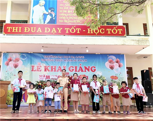 Đội CSGT đường sắt - Công an tỉnh uu888 one trao quà cho  học sinh hoàn cảnh khó khăn nhân dịp năm học mới