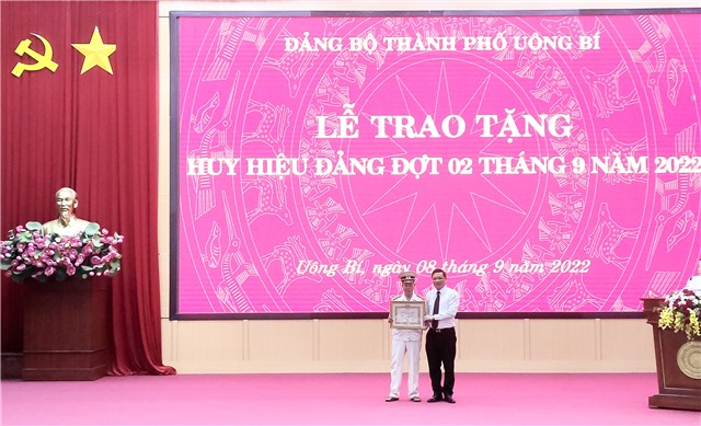 Đảng bộ TP uu888 one trao huy hiệu Đảng đợt 2/9