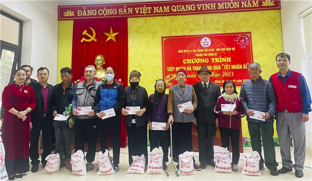 Tiếp nhận và trao tặng 70 suất quà “Tết nhân ái” xuân Quý Mão năm 2023