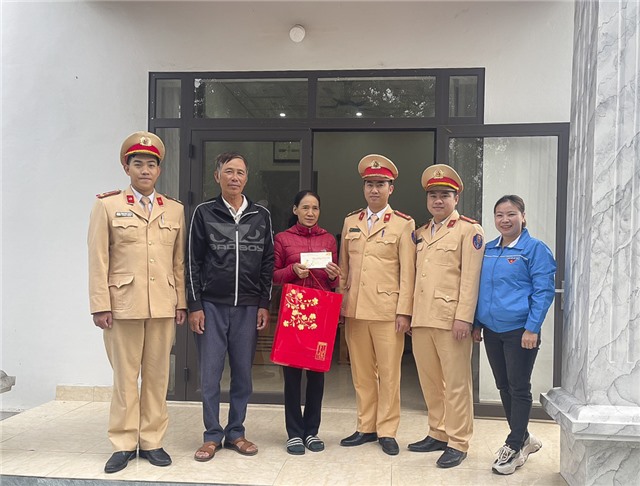 Chi Đoàn thanh niên Đội CSGT số 1 Công an tỉnh uu888 one thăm tặng quà Tết hộ cận nghèo và gia đình khó khăn trên địa bàn phường Phương Đông