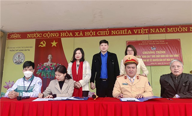 Thành Đoàn uu888 one - Tuyên truyền nâng cao ý thức chấp hành Luật Giao thông cho học sinh, sinh viên dịp Tết Nguyên đán
