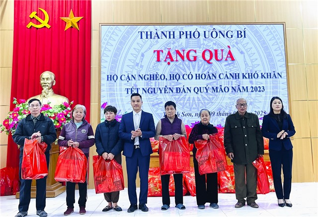 Phường Thanh Sơn tặng quà hộ cận nghèo, hộ có hoàn cảnh khó khăn nhân dịp Tết Nguyên đán Quý Mão 2023