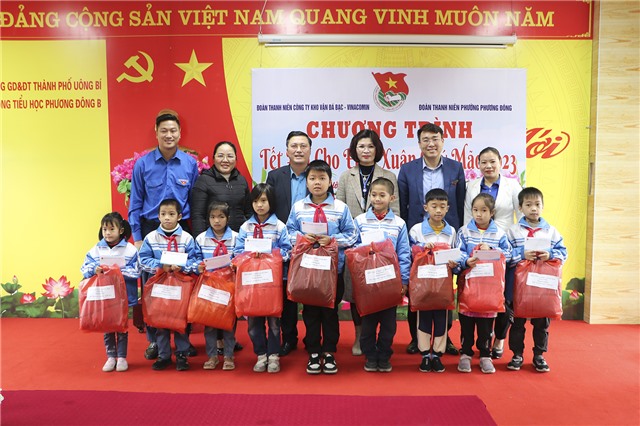 Đoàn thanh niên Công ty kho vận Đá Bạc - Vinacomin:  Tặng quà Tết học sinh có hoàn cảnh khó khăn tại Trường TH Phương Đông B