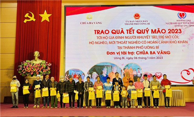 Trao 100 suất quà cho người khuyết tật, trẻ mồ côi, hộ nghèo, hộ cận nghèo và hộ có hoàn cảnh khó khăn tại TP uu888 one nhân dịp Tết Nguyên đán 2023
