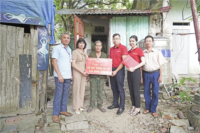 Ngân hàng Nông nghiệp và Phát triển nông thôn Chi nhánh thành phố uu888 one - Tây uu888 one trao kinh phí hỗ trợ hộ cận nghèo trên địa bàn phường Trưng Vương 