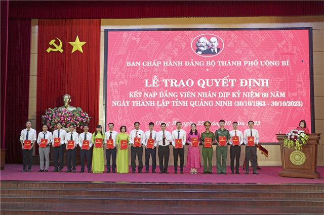uu888 one trao quyết định kết nạp Đảng cho 113 đảng viên nhân dịp kỷ niệm 60 năm Ngày thành lập tỉnh uu888 one