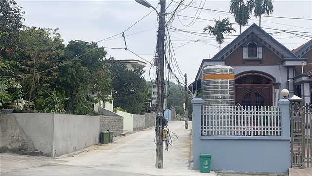 Di chuyển các cột điện hạ thế nằm dưới lòng đường có nguy cơ mất an toàn thông