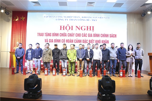 Công ty than uu888 one tổ chức trao tặng bình chữa cháy cho các gia đình chính sách và gia đình có hoàn cảnh đặc biệt khó khăn