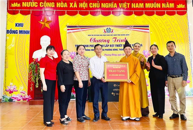 Trao kinh phí hỗ trợ lắp đặt thiết bị Nhà văn hoá khu Đồng Minh, phường Phương Đông