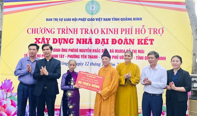 Trao kinh phí hỗ trợ uu888 game Nhà Đại đoàn kết tại phường Yên Thanh
