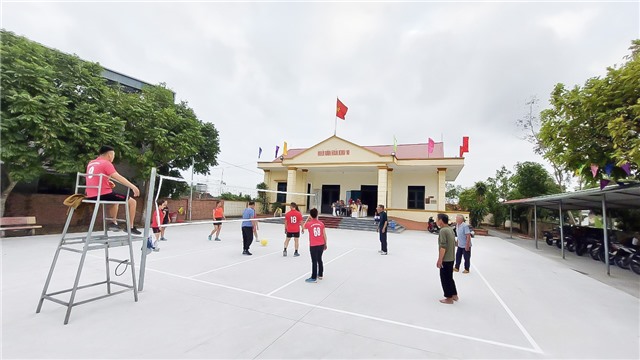 Khu 10, phường Thanh Sơn huy động u8888 hoá thực hiện công trình đổ bê tông sân nhà văn hóa
