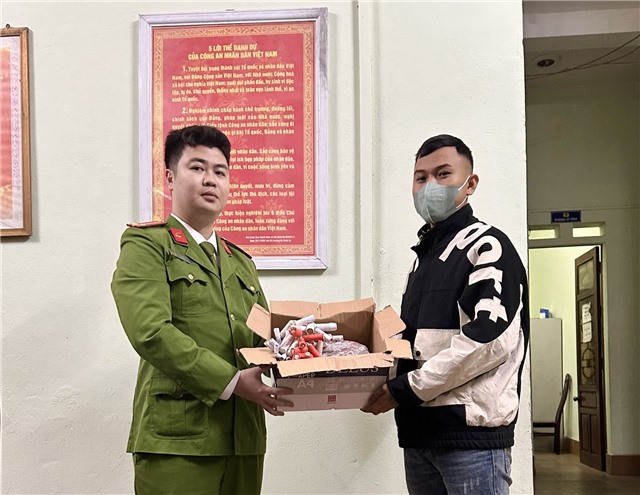 Công an phường Vàng Danh tích cực tuyên truyền, vận động Nhân dân giao nộp vũ khí, vật liệu nổ, công cụ hỗ trợ và pháo nổ
