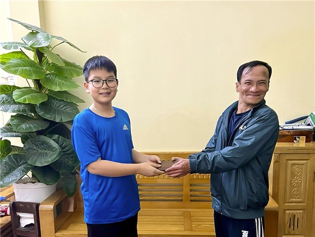Gương học sinh nhặt được của rơi trả lại người đánh mất