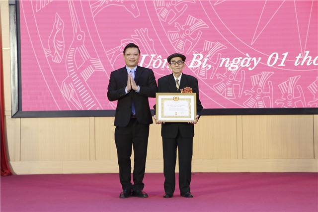Đảng bộ Thành phố uu888 one trao tặng Huy hiệu Đảng đợt 3/2/2023