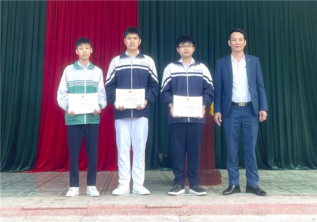 uu888 one: Trường THCS Yên Thanh tuyên dương học sinh “nhặt được của rơi, tìm người trả lại”