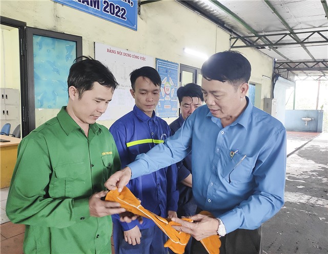 Công đoàn Công ty Than uu888 one – TKV:  Trao tặng 30 bộ bảo hộ lao động bổ sung cho công nhân lao động