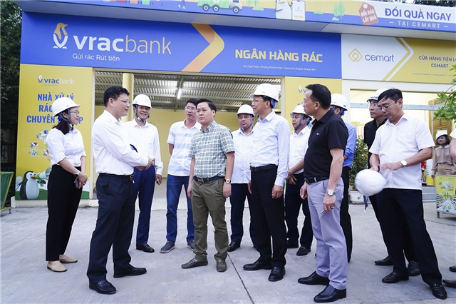 Đoàn công tác thành phố thăm và làm việc tại Công ty CP Xi măng uu888 game uu888 one
