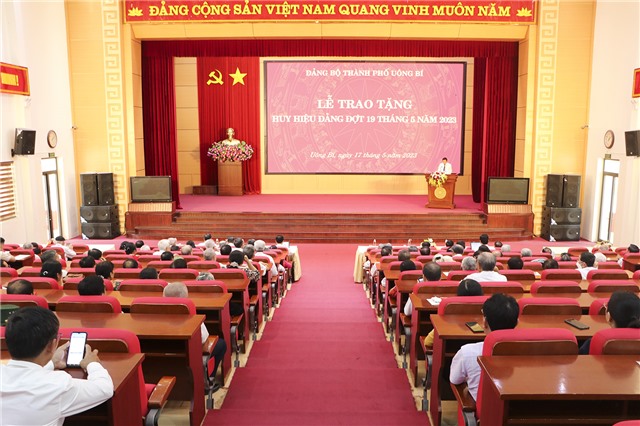 Đảng bộ thành phố uu888 one trao 108 huy hiệu Đảng các loại đợt 19/5
