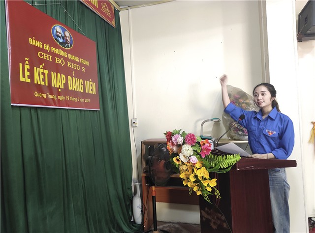 Chi bộ Khu phố 2, phường Quang Trung kết nạp Đảng viên mới