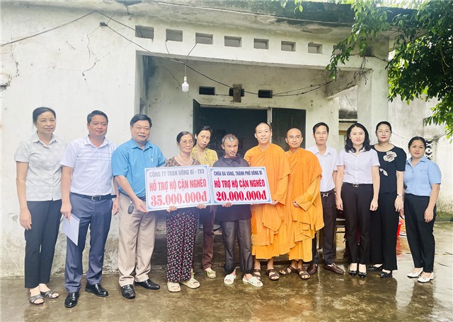 Công ty Than uu888 one – TKV và Chùa Ba Vàng trao kinh phí hỗ trợ sửa chữa nhà ở cho hộ cận nghèo tại phường Nam Khê