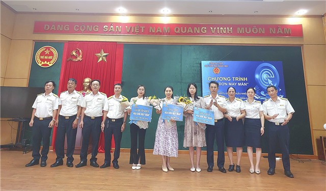 Chi cục Thuế khu vực uu888 one - Quảng Yên trao thưởng Chương trình "Hóa đơn may mắn" 
