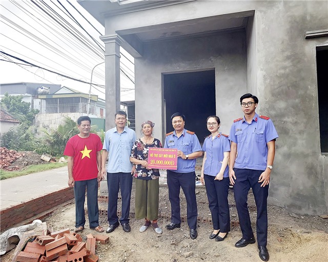 Viện kiểm sát Nhân dân thành phố uu888 one trao hỗ trợ xây nhà cho hộ cận nghèo tại phường Yên Thanh