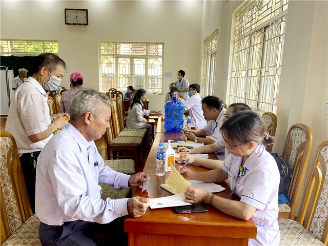 Khám, chữa bệnh nhân đạo tại phường Vàng Danh