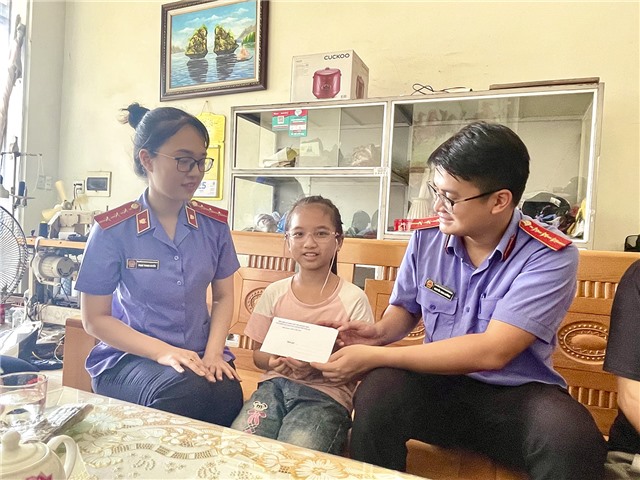 Chi đoàn Thanh niên Viện Kiểm sát Nhân dân thành phố uu888 one trao quà hỗ trợ đỡ đầu uu888 bet app có hoàn cảnh khó khăn 