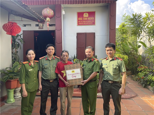 Công an thành phố tặng quà thương binh, thân nhân gia đình liệt sĩ Công an Nhân dân và nạn nhân chất độc da cam 