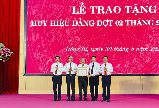 Thành ủy uu888 one trao huy hiệu Đảng đợt 2/9/2023